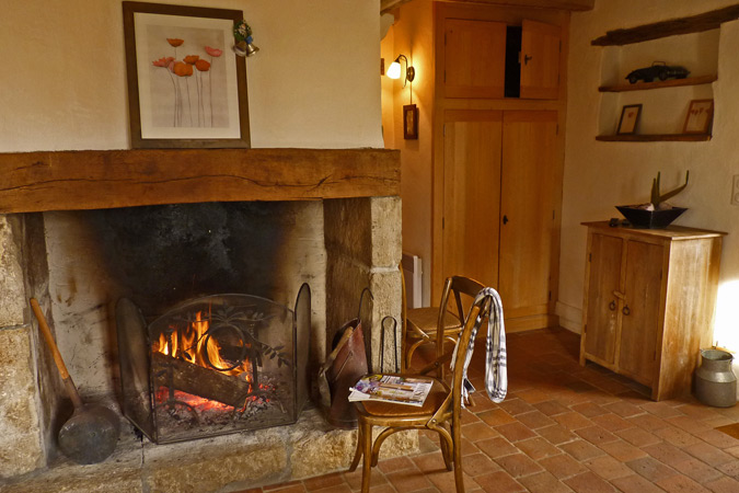 Chimenea dentro de una típica casa rural del Périgord