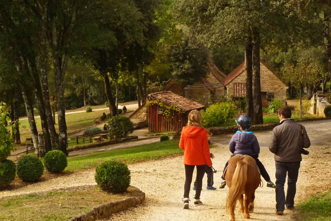 Family outing with a pony at Gites du Périgord