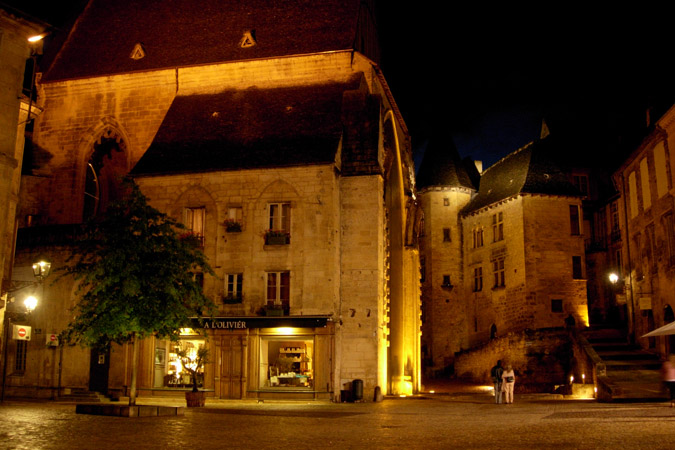 El centro medieval de Sarlat de noche, en el Périgord